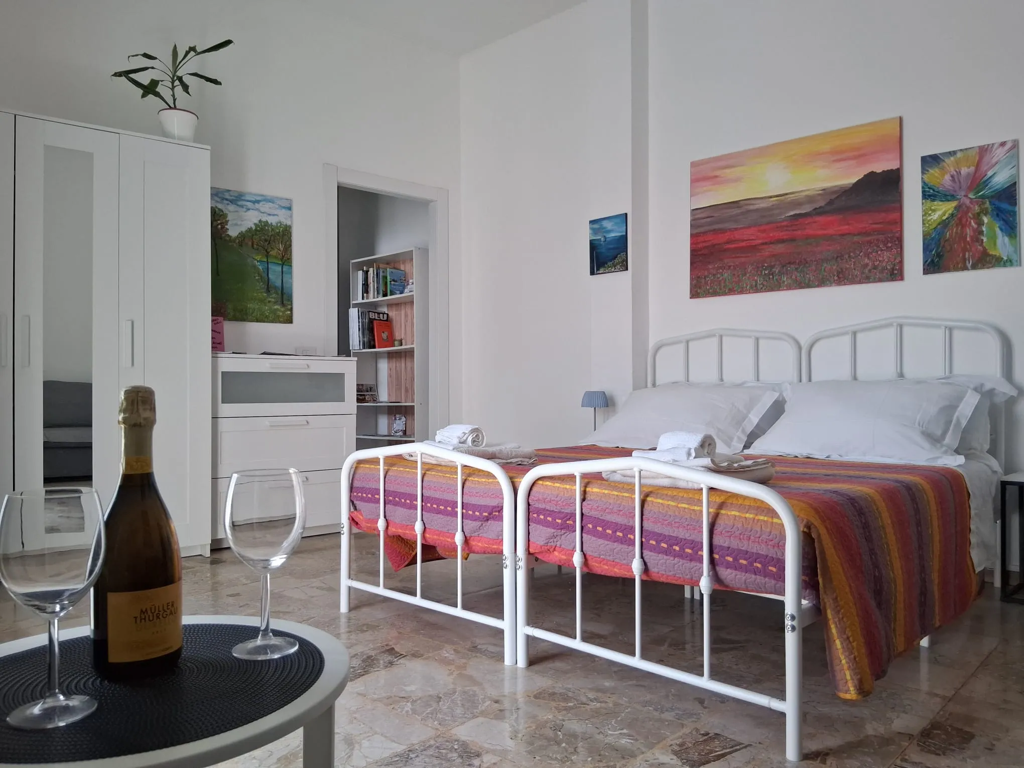 Das Zimmer mit getrennten Einzelbetten